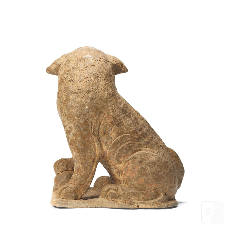 漢 陶屋、陶立俑及犬俑 | A POTTERY MODEL OF A HOUSE, A TERRACOTTA 'STICK' FIGURE AND A GLAZED BUDDHIST LION DOG - 图8